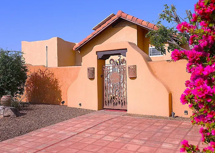 King Beds | Fast 5g Wifi | 75in Tvs | You're Home! Holiday home Phoenix