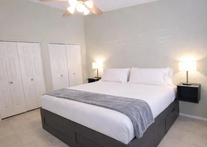 Holiday home King Beds | Fast 5g Wifi | 75in Tvs | You're Home! Phoenix