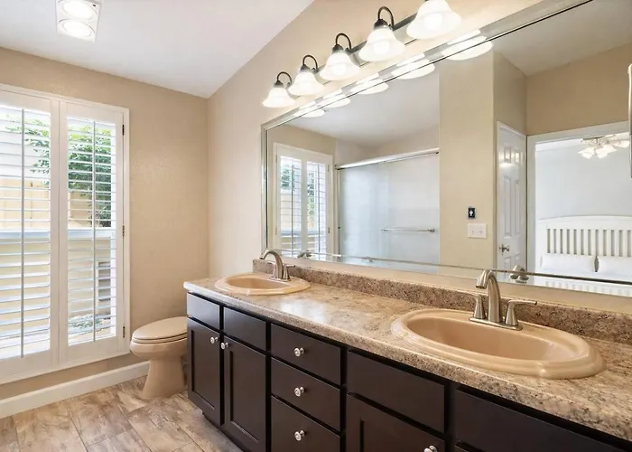 King Beds | Fast 5g Wifi | 75in Tvs | You're Home! *